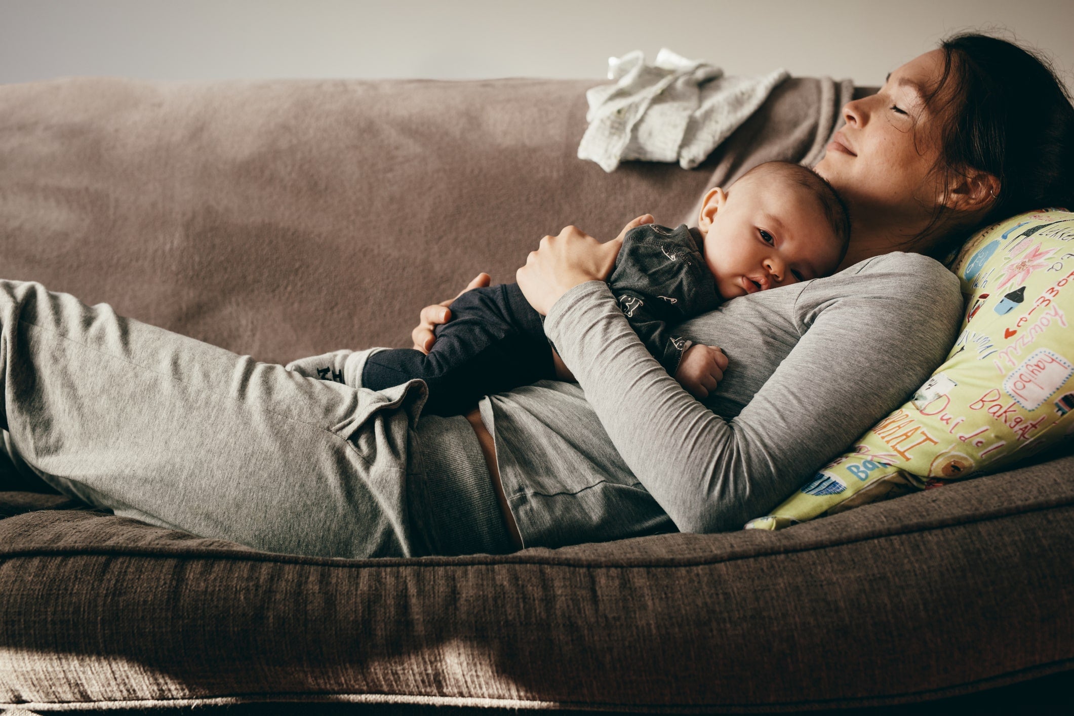 Mother enjoys sleep after learning how to dress baby for sleep in air conditioning