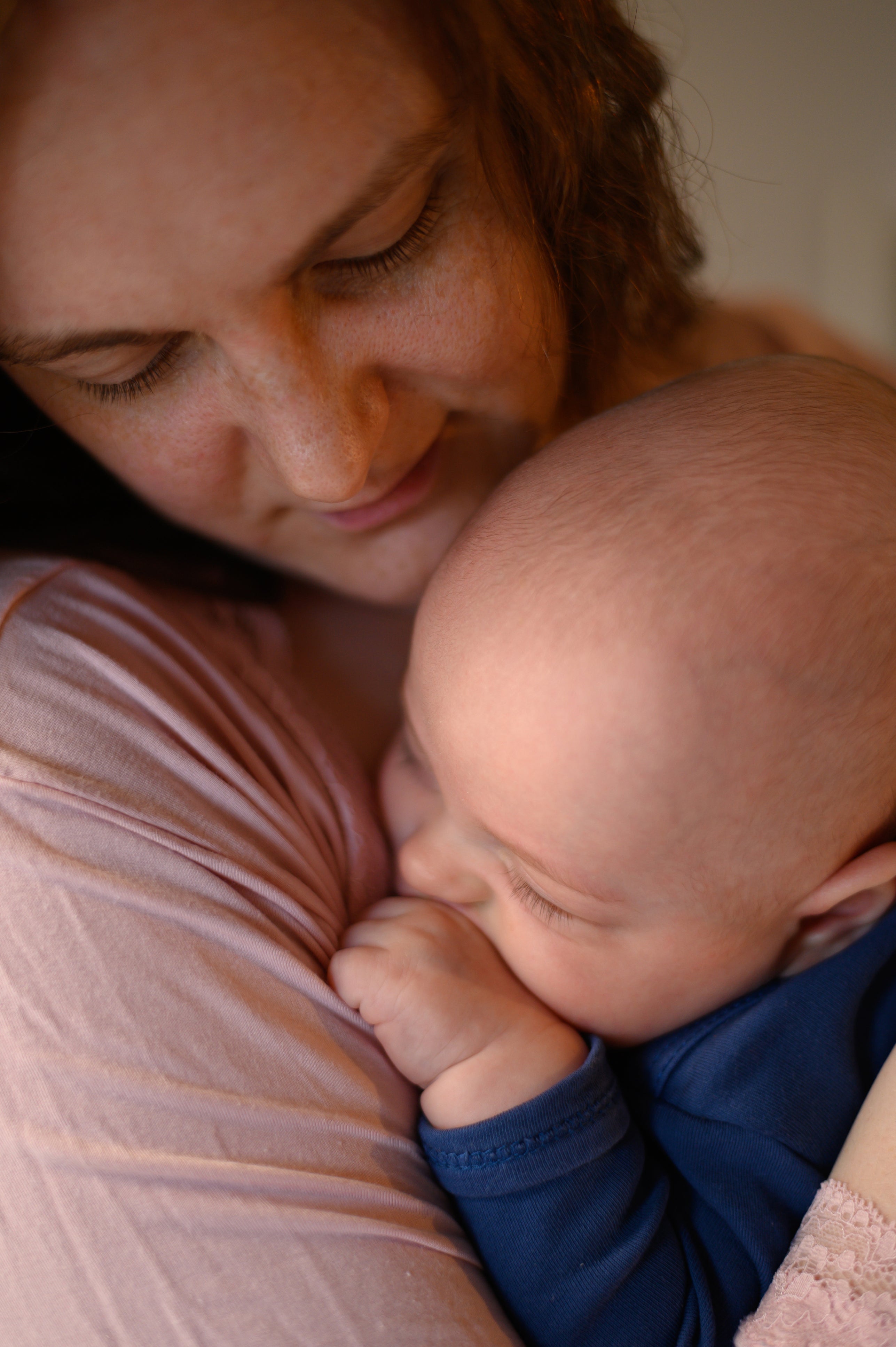 Mother learning how to stop baby crying at night with different techniques 