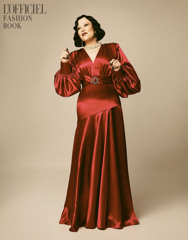 Alex Borstein wears Ben-Amun pearl and crystal drop-down earrings for L'Officiel AU, wearing red dress