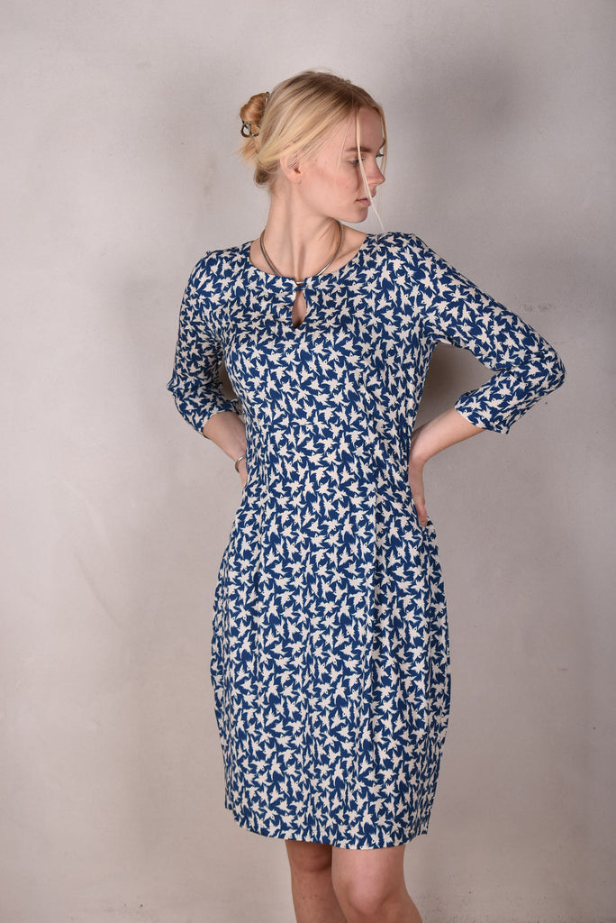 Maudacity. Klassisk kjole i silke (Bird-in-blue) – Tone Barker Silk