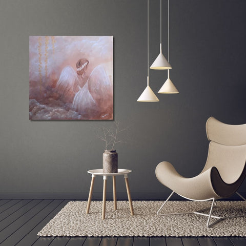 Ruskeasävyinen enkelitaulu seinällä nojatuolin vieressä | Kaikkea Kaunista