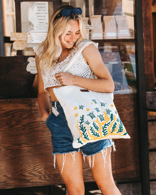 Swimming Turtles Everyday Tote