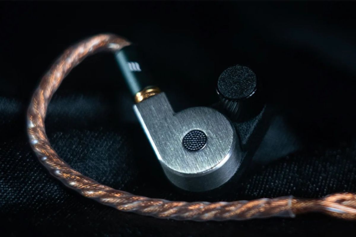 fatfreq maestro mini vs fatfreq quantum front view with cable