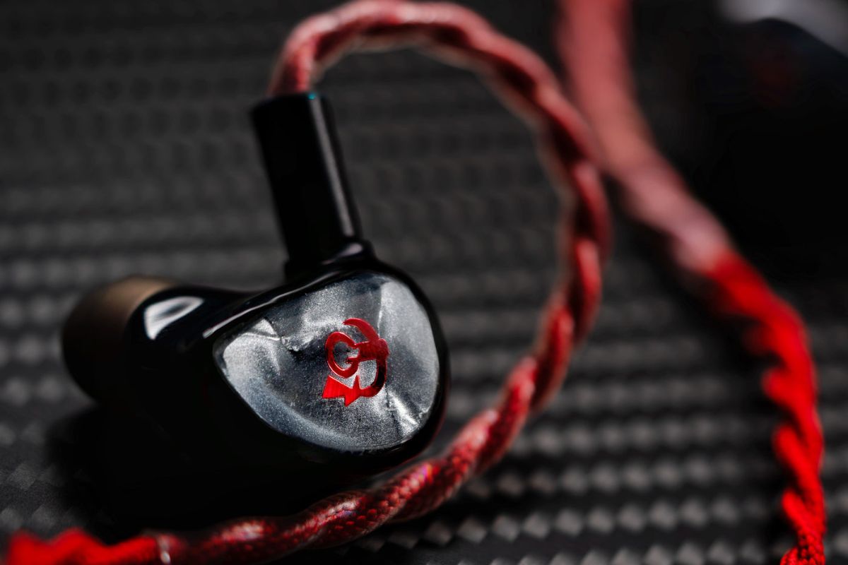 fatfreq x hbb deuce vs fatfreq maestro mini deuce with red cable