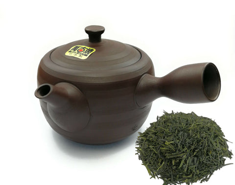 Japanische Teekanne Kyusu mit Grünter Tee