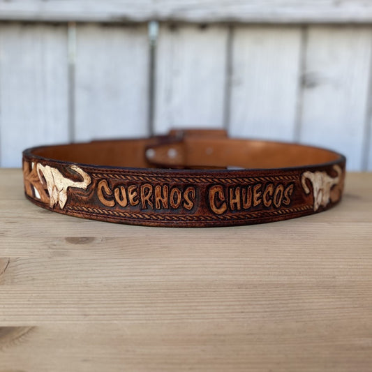 Cinturon Cincelado con Caballos Personalizable - Cinturones Vaqueros