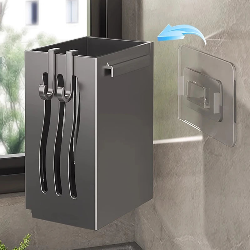 Range couvert adhésif blanc fixé sur un mur de carrelage de cuisine
