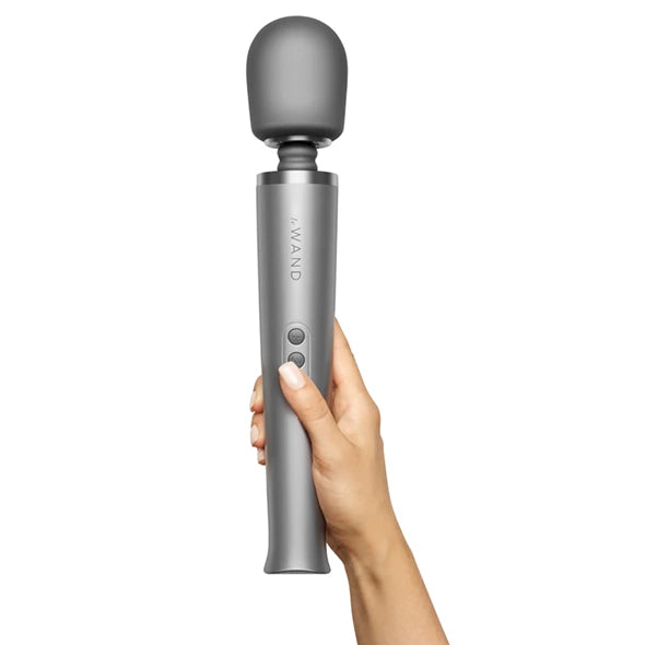 On y günstig Kaufen-Le Wand - Massager Grey. Le Wand - Massager Grey <![CDATA[Introducing Le Wand. Le Wand Rechargeable Vibrating Massager delivers intense and sensual pleasure. This luxurious wand has 10 distinctive, rumbly vibration speeds and 20 vibration patterns. Powerf