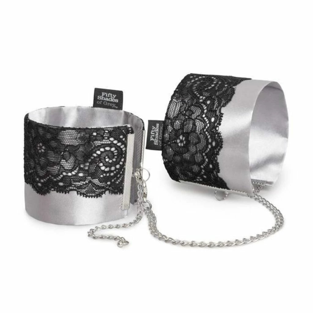 Play des günstig Kaufen-Fifty Shades of Grey - Play Nice Satin Wrist Cuffs. Fifty Shades of Grey - Play Nice Satin Wrist Cuffs <![CDATA[Keep your lover exactly where you want them with these stylish restraints, inspired by the Fifty Shades of Grey trilogy. Made from sensual, sof