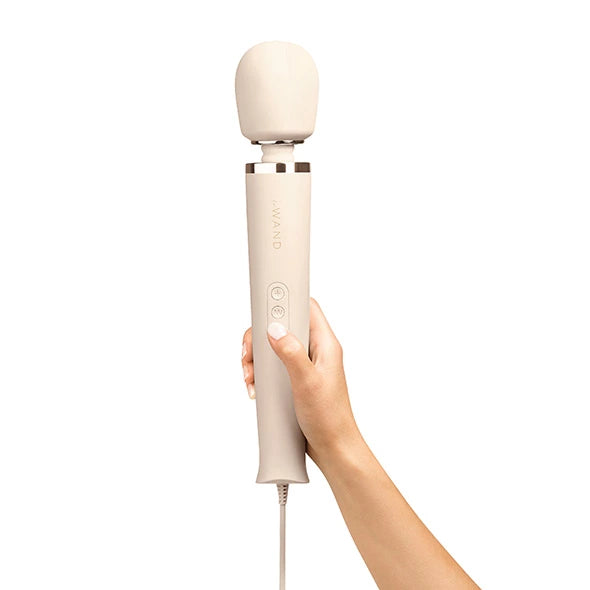 Es war günstig Kaufen-Le Wand - Plug-In Massager Cream. Le Wand - Plug-In Massager Cream <![CDATA[Le Wand Plug-In is a best-in-class, classic style vibrating massager that features unparalleled quality with an award-winning design to match. This globally compatible A/C powered