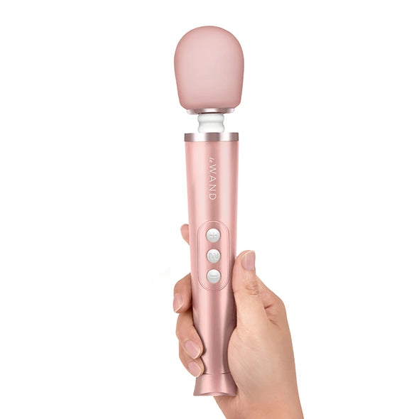 All Is günstig Kaufen-Le Wand - Petite Massager Rose Gold. Le Wand - Petite Massager Rose Gold <![CDATA[Le Wand Rechargeable Vibrating Massager Petite is a smaller version of our iconic, powerful wand. Le Wand Petite is smaller on size, but big on power. It features 10 rumbly 