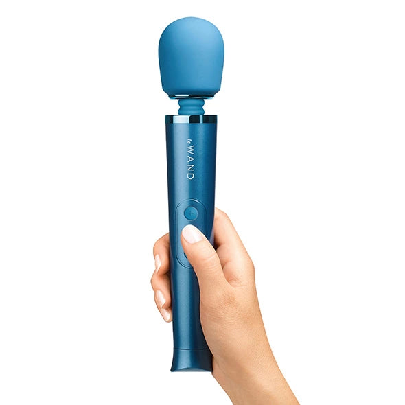 Wand Vibration günstig Kaufen-Le Wand - Petite Massager Blue. Le Wand - Petite Massager Blue <![CDATA[Le Wand Rechargeable Vibrating Massager Petite is a smaller version of our iconic, powerful wand. Le Wand Petite is smaller on size, but big on power. It features 10 rumbly vibration 