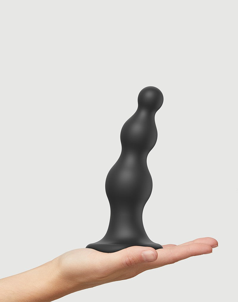 Dildo günstig Kaufen-Strap-On-Me - Dildo Plug Beads Größe L - Schwarz. Strap-On-Me - Dildo Plug Beads Größe L - Schwarz <![CDATA[Stell Dir vor... Es ist ein ruhiger Abend und Du bist bereit, Dich in eine Welt des Vergnügens und der Entspannung zu begeben.