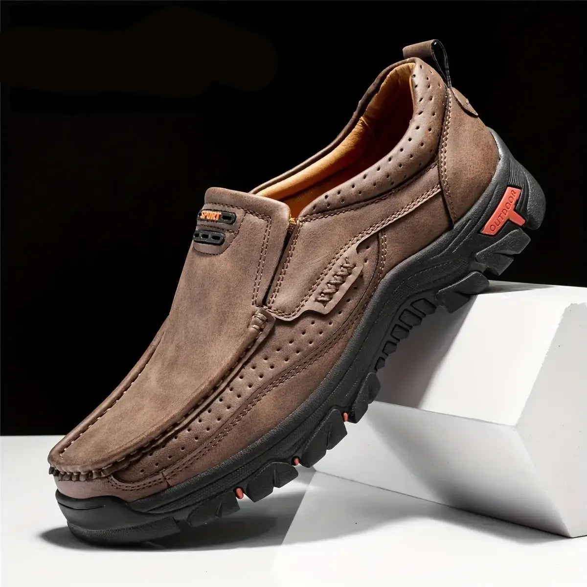 Détail de la chaussure en cuir pour homme