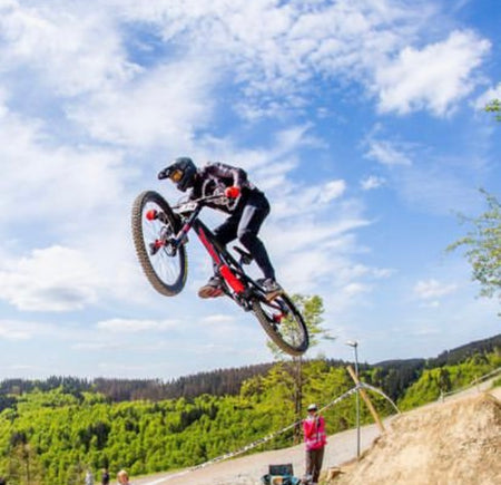 chainwheel-cowboys-team-rider-jump-mountain-biking.jpg__PID:0e715f3d-ad17-4369-a55a-9e8a68323e34