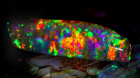 De mooiste opaal ooit gevonden The Virgin Rainbow Opal