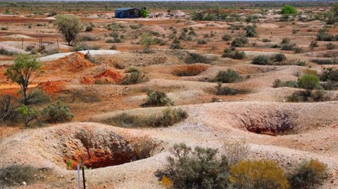 Paysage plein de trous dans les tunnels dus à l'exploitation minière de l'opale en Australie