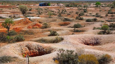 Landschap vol met gaten naar tunnels door opaalwinning Australie