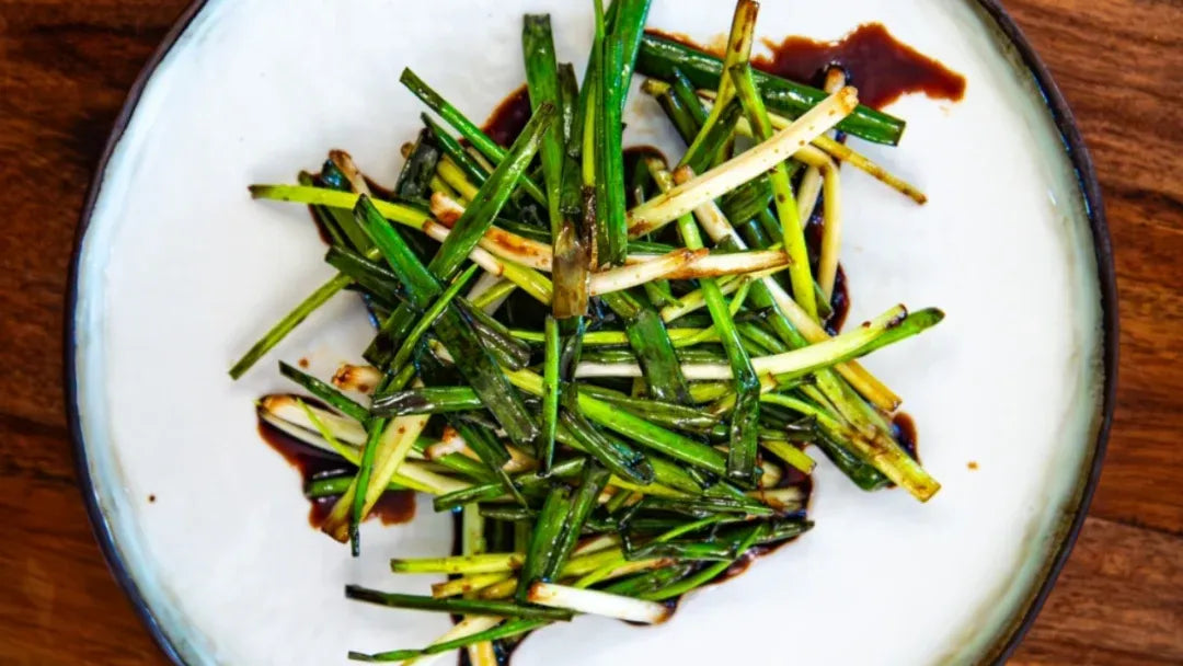 Raw spring onions with soy sauce, a traditional Lidong food custom.