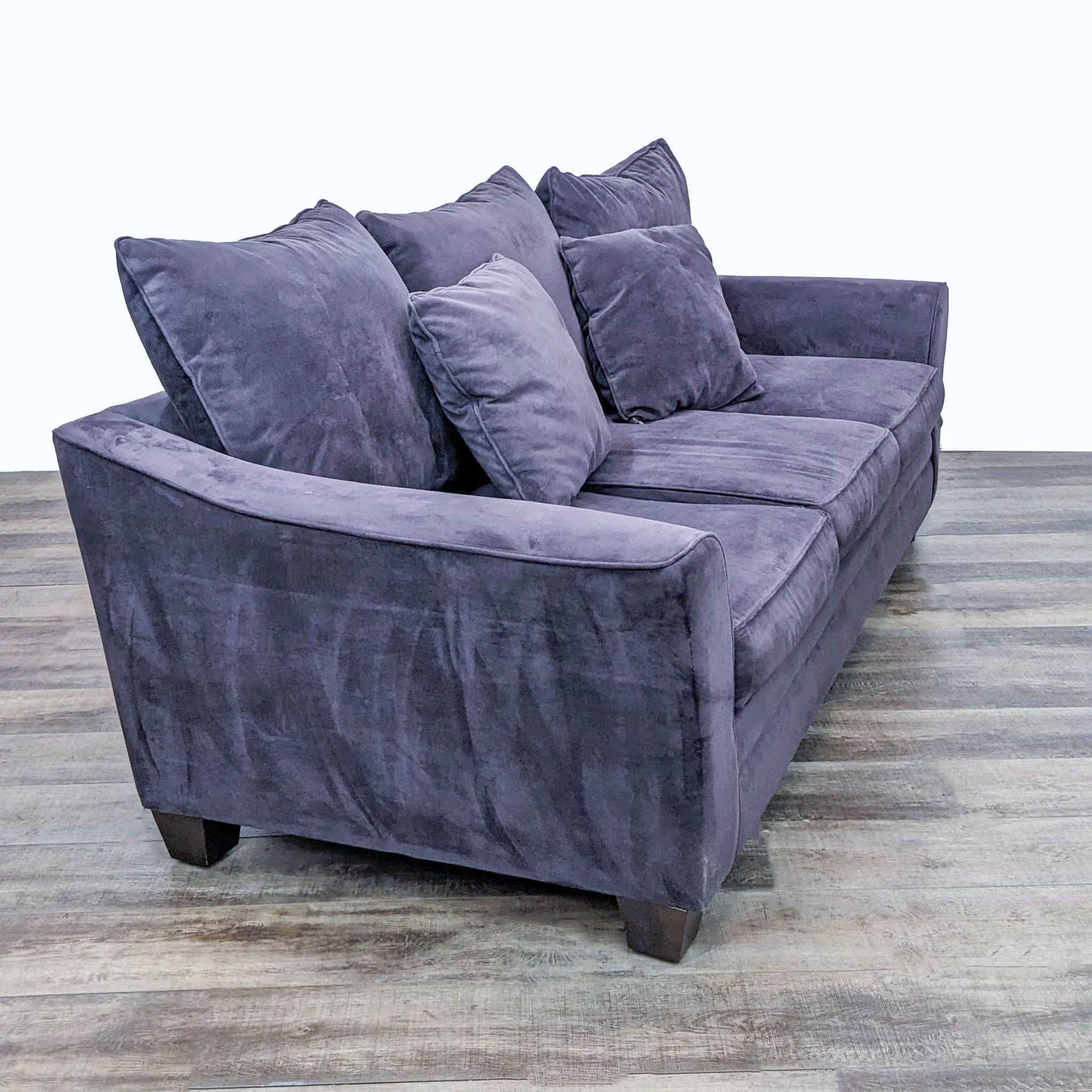 Frontal view of a Reperch 3-seater sofa with curved arms, removable back cushions, and accent pillows.