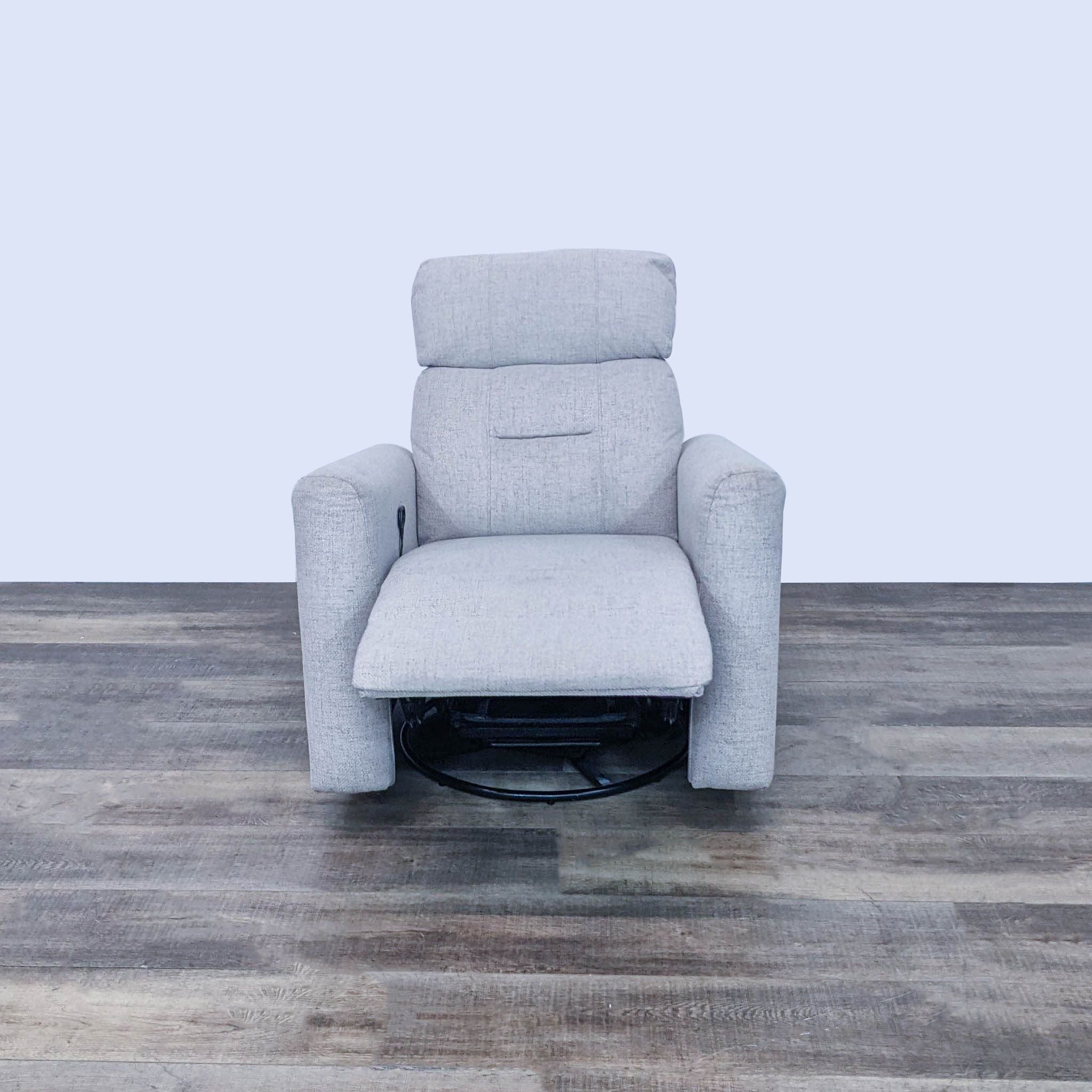 Homcom modern linen-upholstered manual recliner displayed from front with 360-degree swivel base partially visible.