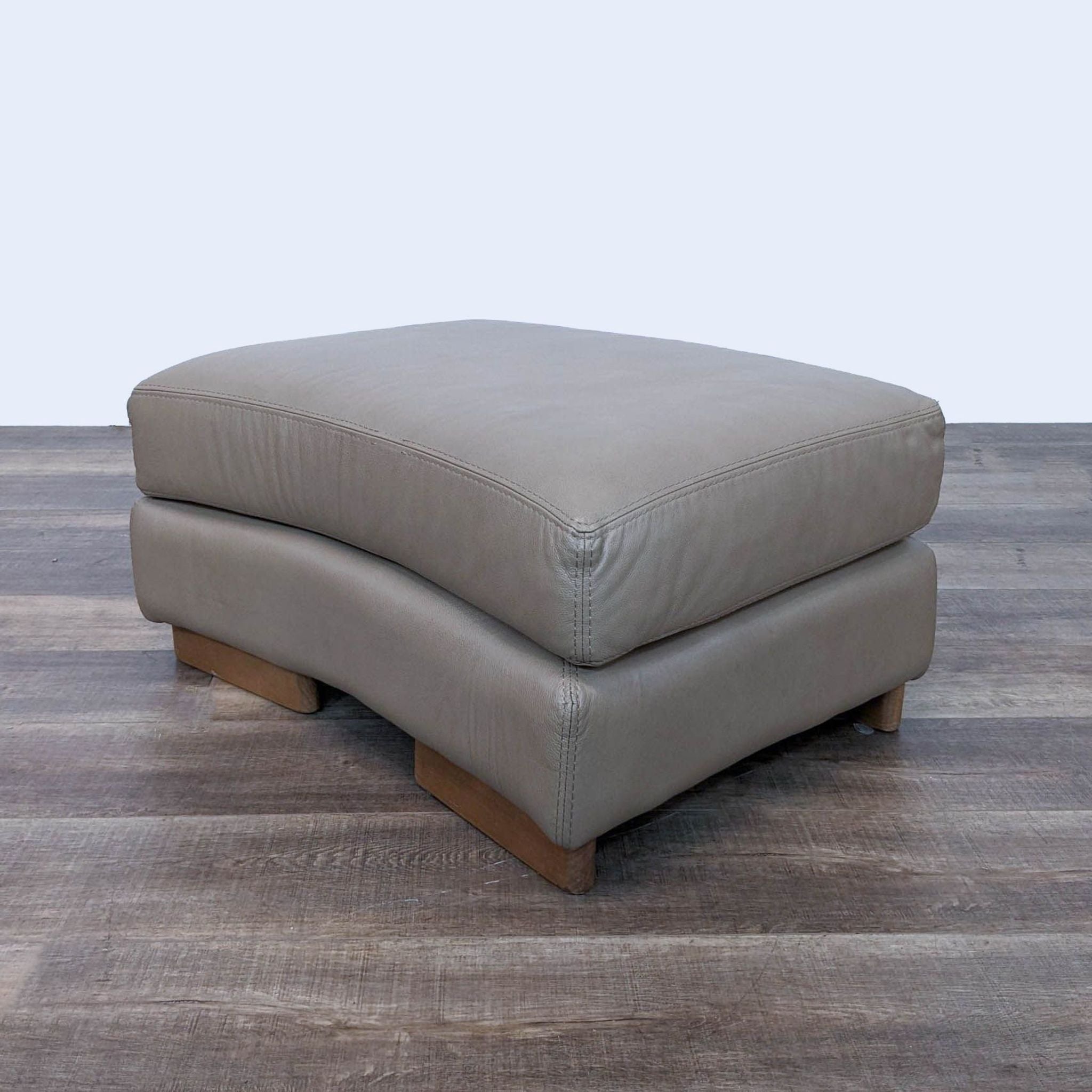 a pair of [ unused0 ] ottoman