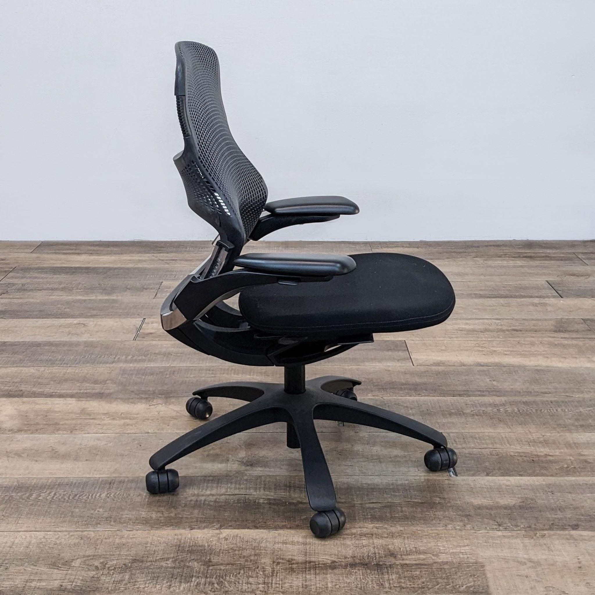 Ergonomic Knoll chair showcasing dynamic suspension and frameless seat, set against neutral background.