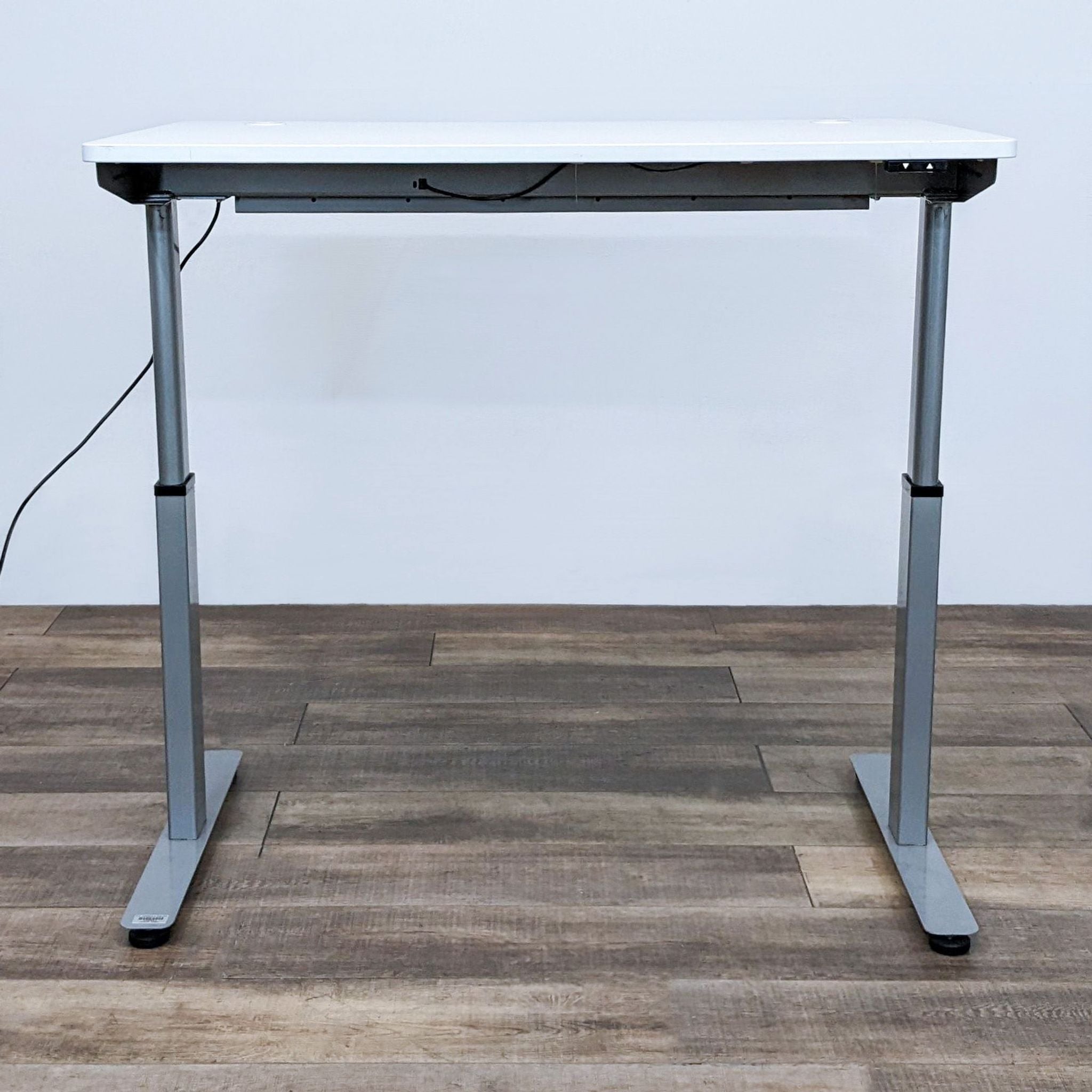 Alt text 2: The same Reperch motorized desk, now displayed at a higher level, showcasing its adjustable feature.