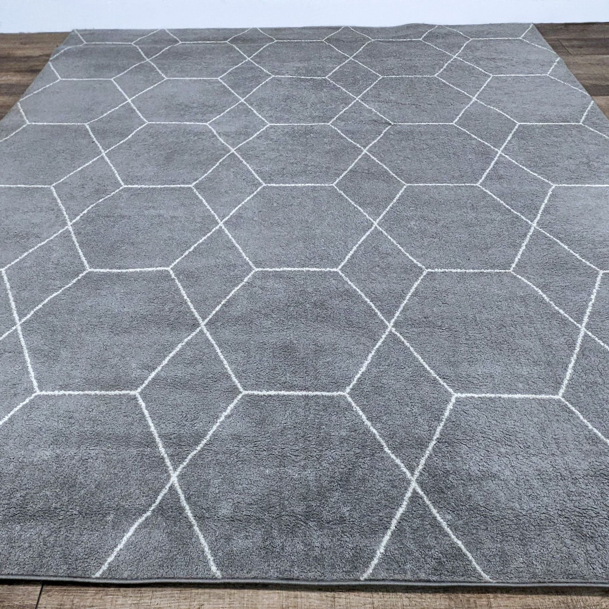 Unique Loom's Trellis Frieze 8x10 area rug with geometric pattern, power loomed in Turkey from polypropylene.