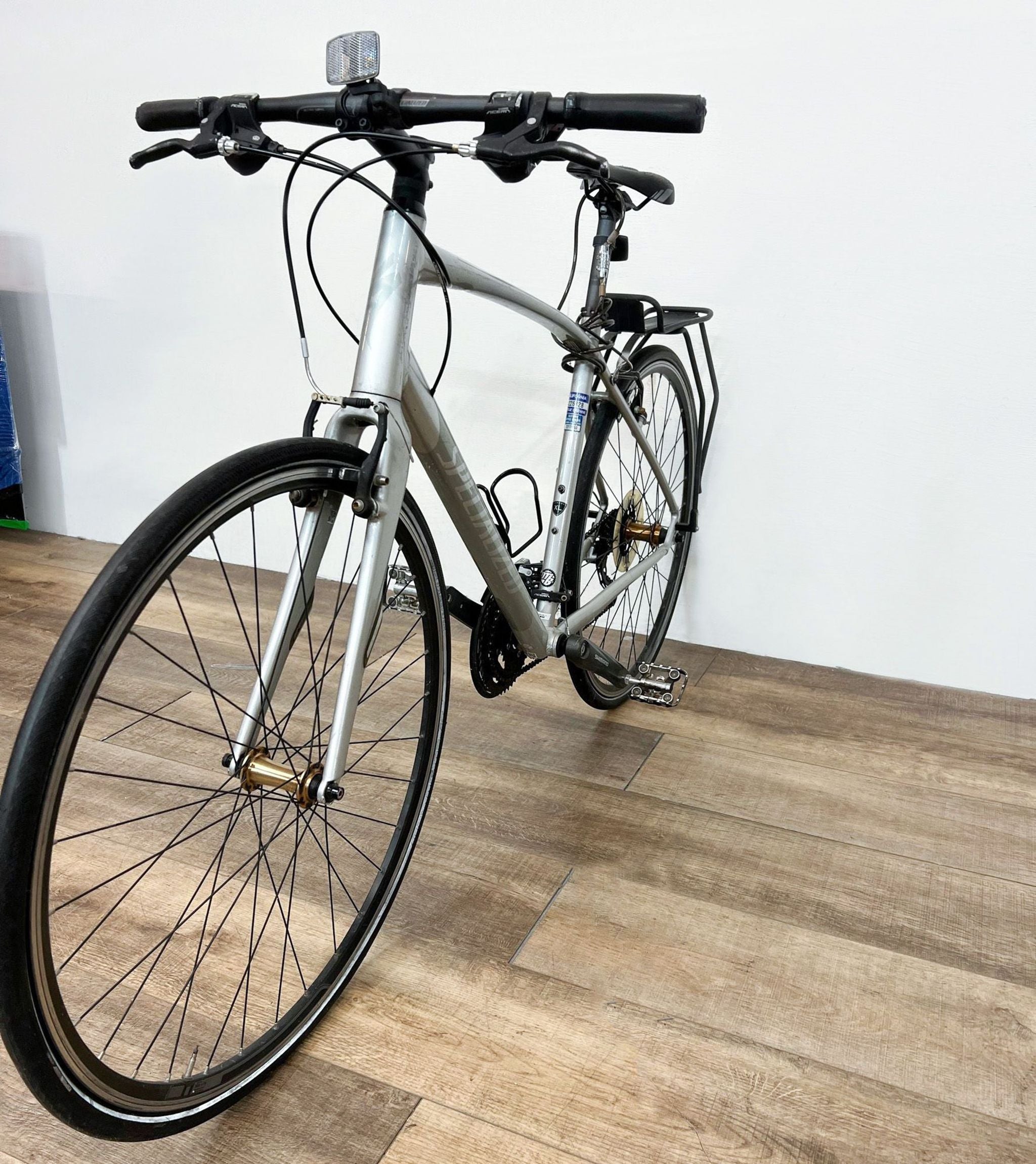 Lightweight Specialized commuter bike with durable aluminum frame, ideal for urban terrain.
