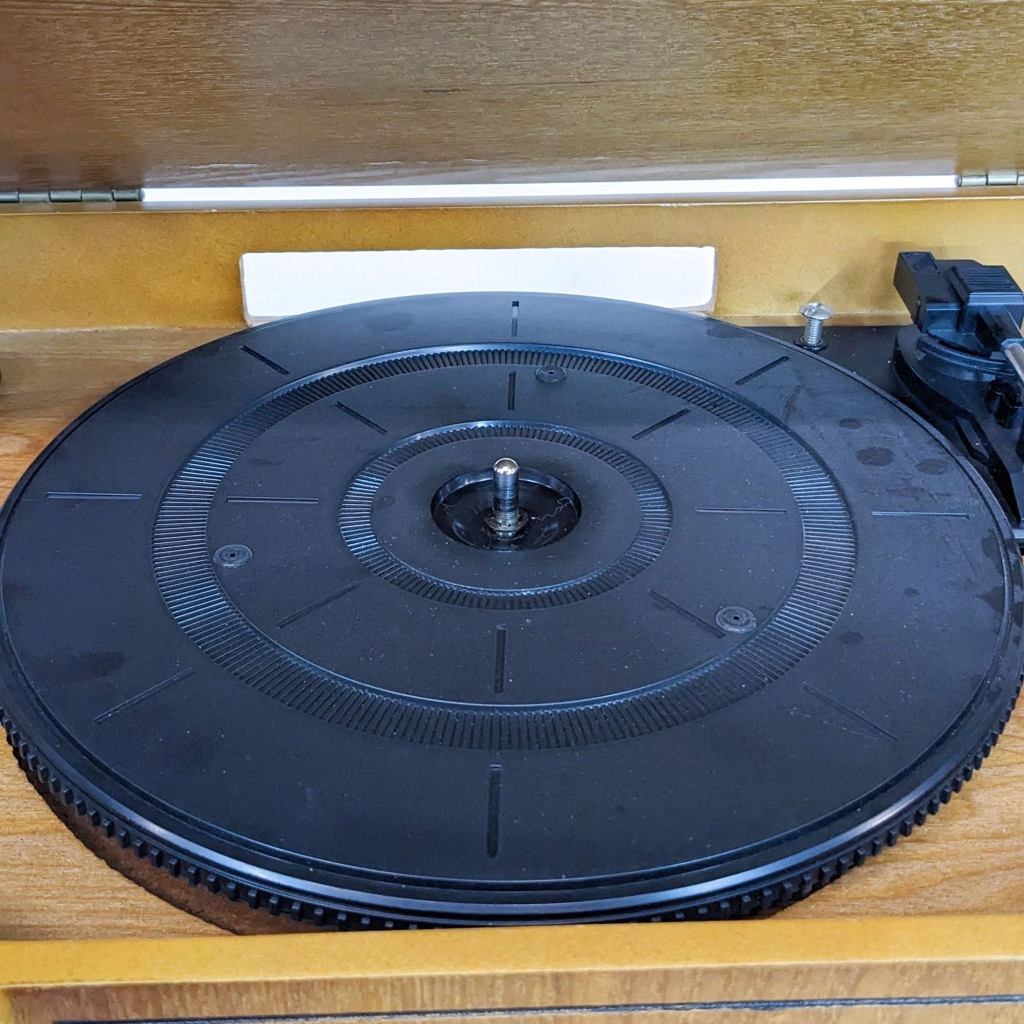 Close-up of the ITRR-401's turntable with detailed platter and tonearm.