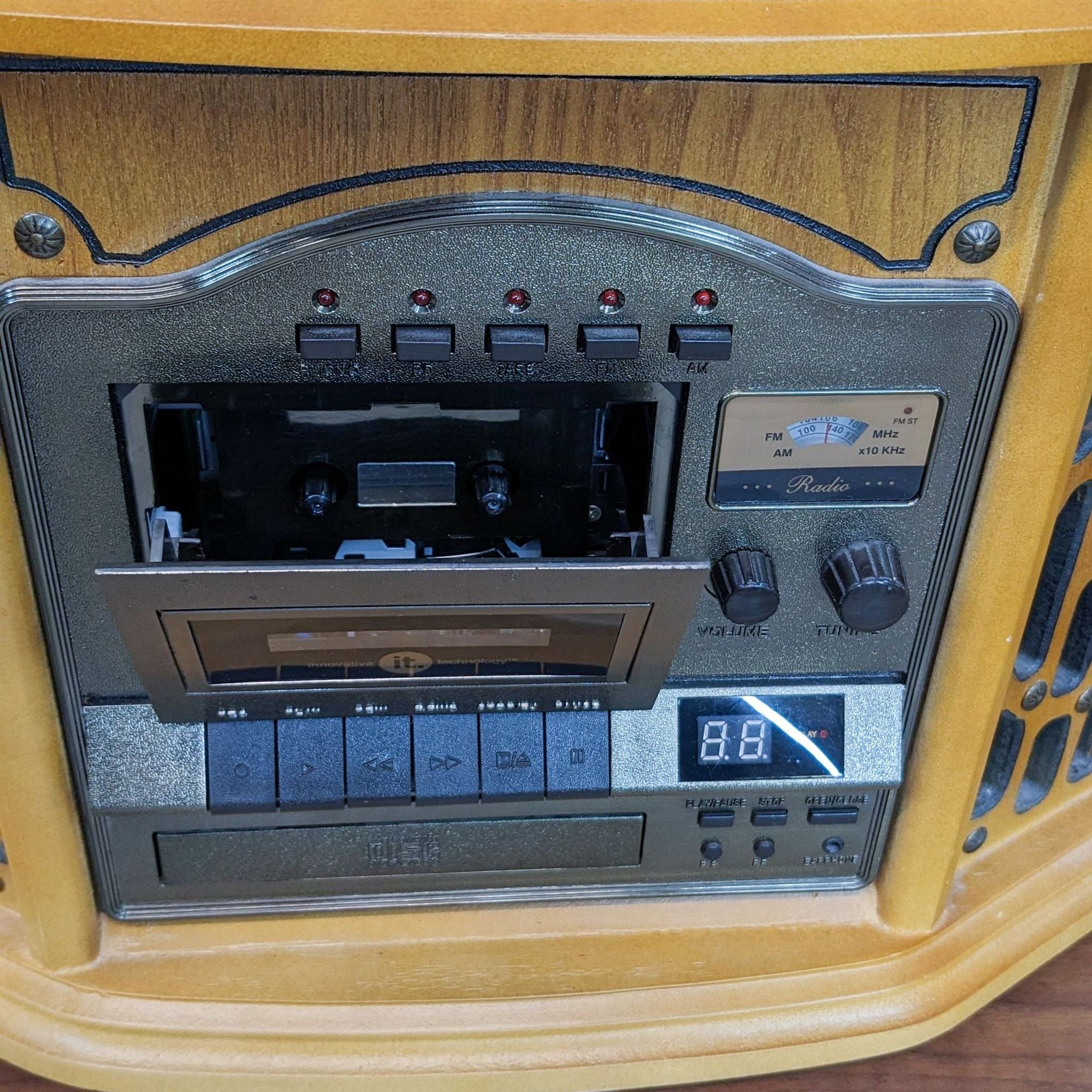 Cassette and control panel of the ITRR-401, showcasing retro design with a modern display.