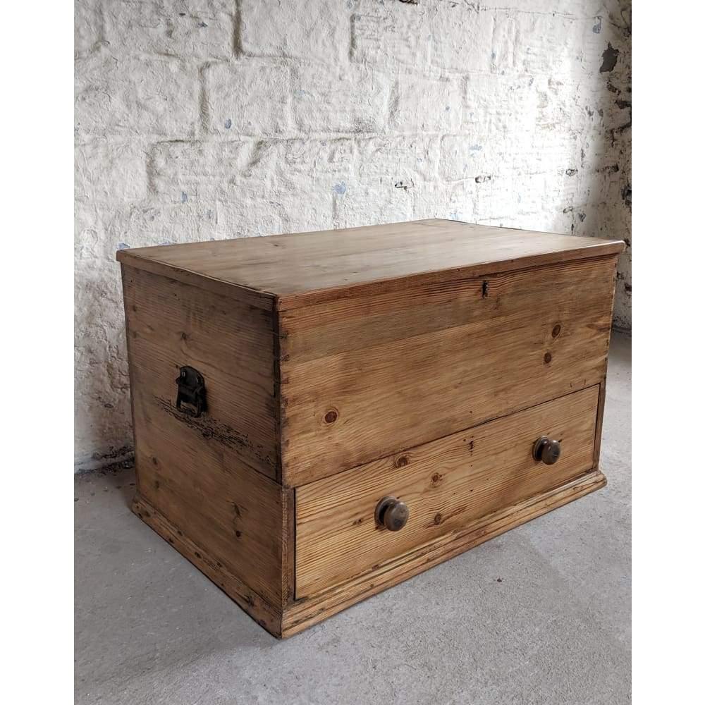 spier genezen kort KONTRAST - SOLD Antique pine mule chest toy box blanket box