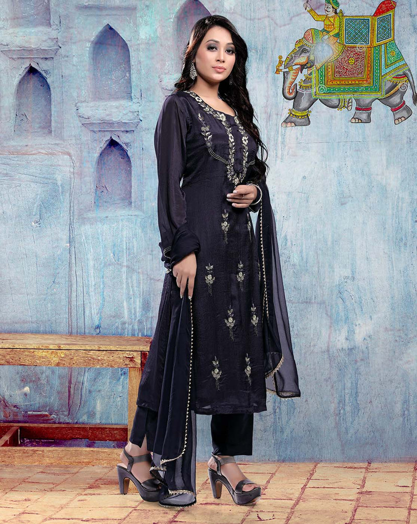 women embroidered kurti and pant