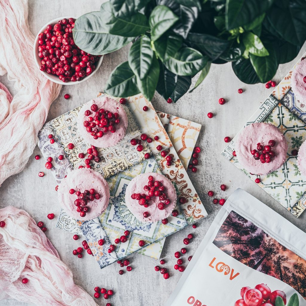 whole fruit lingonberries cupcakes