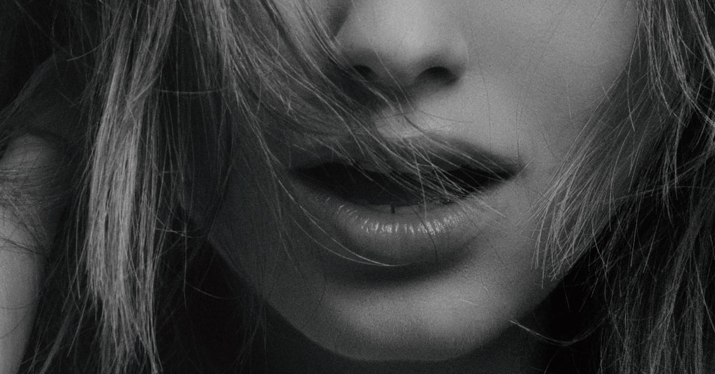 Propagande de l'orgasme - Photo en noir et blanc des lèvres d'une femme