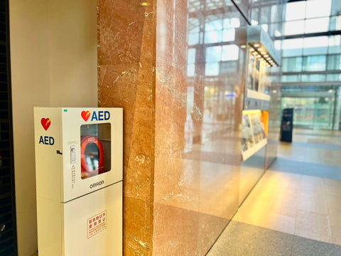 AED収納ケースにAEDが収納された状態で置かれています