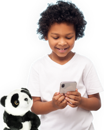 Un enfant regarde son téléphone avec un doudou