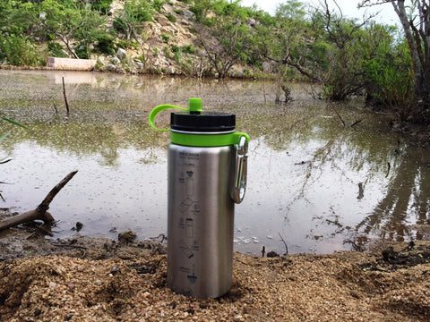 botella-con-filtro-de-agua-portatil-trabajo-campo-emergencias-desastres