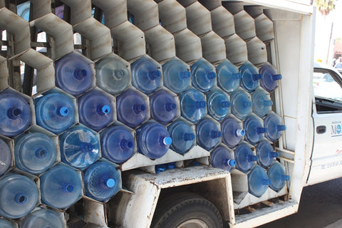 agua-embotellada-contaminada-transporte-polvo-sol