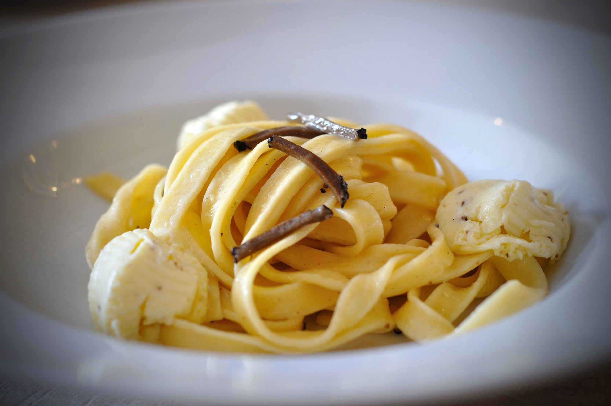 Tagliatelle with White Truffle Butter & Black Truffle - Zigante Tartufi  Online Shop