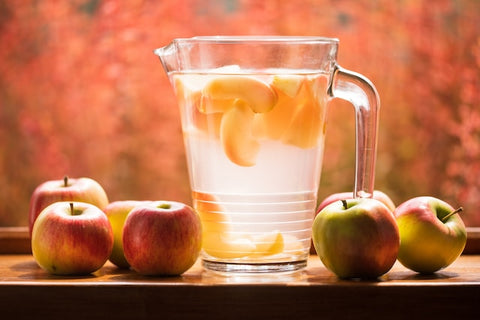 Infused Water mit Äpfeln - viel trinken gegen Bindegewebsschwäche