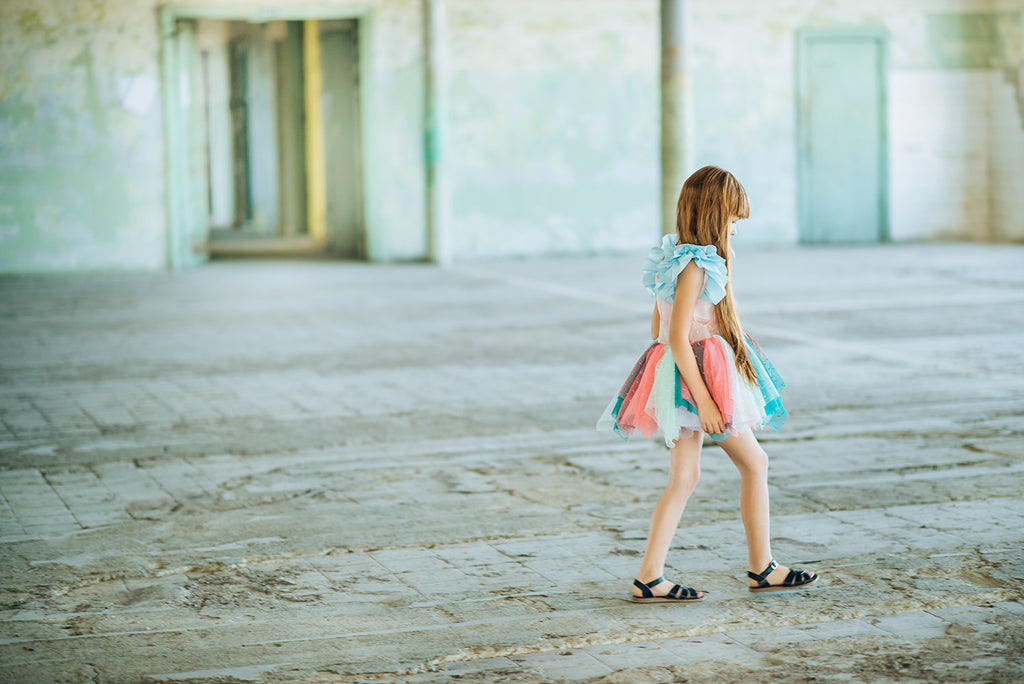 girl in paade mode tulle dress