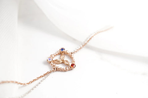 Chia Jewelry訂製輕珠寶，14k金客製化閨蜜手鍊鑲藍寶、月光石和石榴石，紀念友誼的禮物