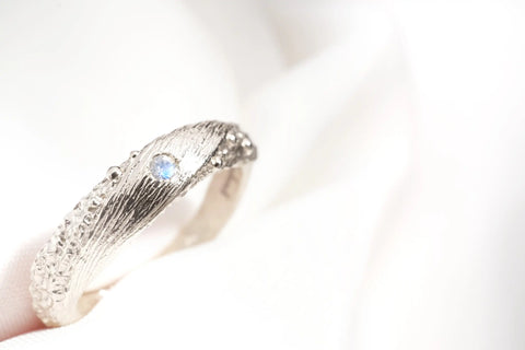 Chia Jewelry訂製婚戒對戒材質介紹，以14k白金和月光石製作