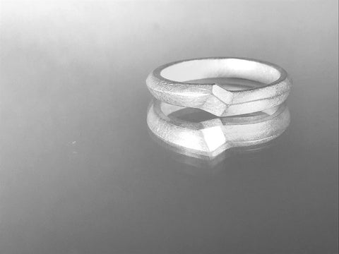 Chia Jewelry訂製婚戒對戒，女戒以字母為主題，黑白雙色簡約婚戒設計