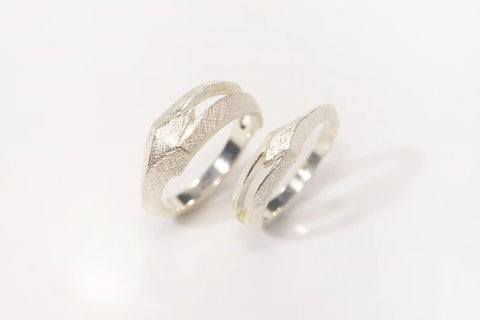 Chia Jewelry訂製k金婚戒對戒，以字母為主題的幾何簡約婚戒設計，屬於你的獨特個性婚戒