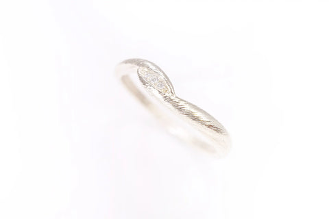 Chia Jewelry訂製k金婚戒鑽戒，女戒獨特紋路的簡約婚戒設計，以14k金和鑽石手工製作