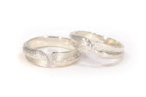 Chia Jewelry客製化k金婚戒對戒品牌推薦分享，以擁抱為主題的獨特簡約婚戒設計，可調式婚戒採用14k金製作