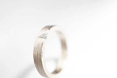 Chia Jewelry婚戒與週年對戒客製化，以字母k為主題的簡約婚戒設計，獨特質感紋路k金男戒款式